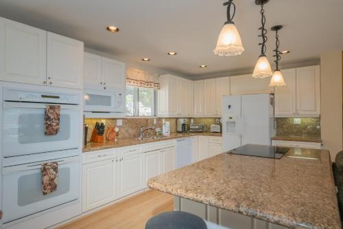 Lakefront Deep Water - Water and Wilderness Views from every Room! in Fawnskin, USA