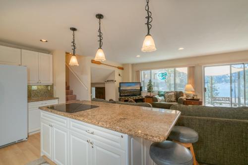 Lakefront Deep Water - Water and Wilderness Views from every Room! in Fawnskin, USA