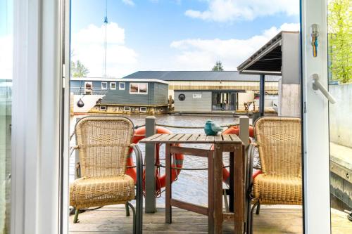 Charming and cozy Houseboat near Giethoorn