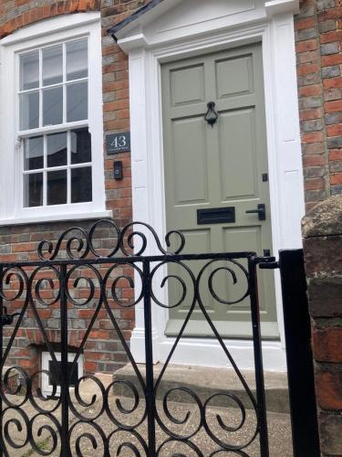 Beautiful 2 bed cottage with wood-burner near town