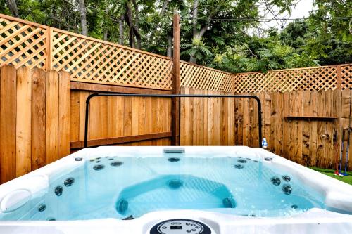 Pezsgőfürdő, Retro Cottage, Hot Tub, Putting Green, walk to all in Thousand Oaks