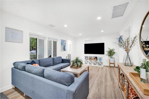 Retro Cottage, Hot Tub, Putting Green, walk to all in Thousand Oaks