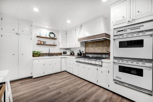 Retro Cottage, Hot Tub, Putting Green, walk to all in Thousand Oaks