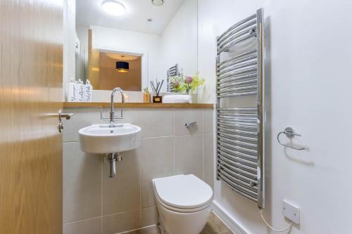 Stylish 2 bedroom City Centre Apartment sleeps 6 with Free Convenient Bullring , Grand Central Parking, Birmingham (photo 3)