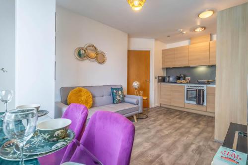 Stylish 2 bedroom City Centre Apartment sleeps 6 with Free Convenient Bullring , Grand Central Parking, Birmingham (photo 4)