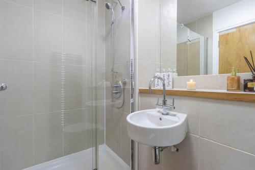 Stylish 2 bedroom City Centre Apartment sleeps 6 with Free Convenient Bullring , Grand Central Parking, Birmingham (photo 6)