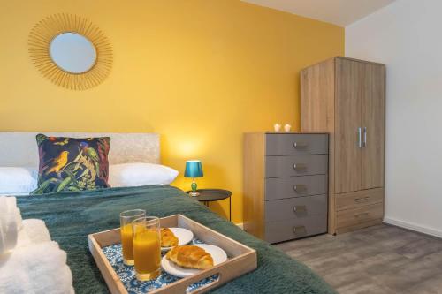 Stylish 2 bedroom City Centre Apartment sleeps 6 with Free Convenient Bullring , Grand Central Parking, Birmingham (photo 7)