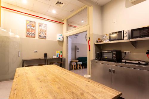 Küche, Malaga Stop Hostel AB in Málaga