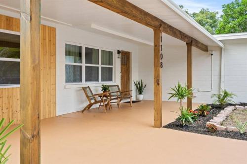 Casa Isla Retreat - near Anna Maria Island in Bradenton, USA