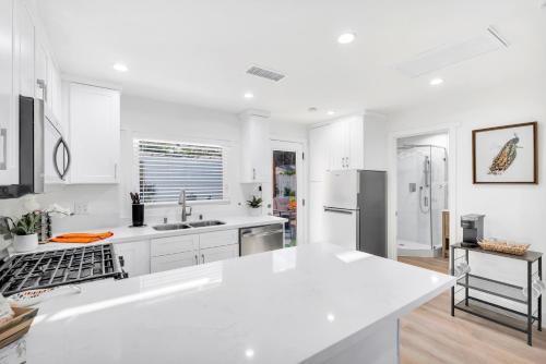 Cozy Cottage, Brand New, fully Private, walk to Everything in Thousand Oaks