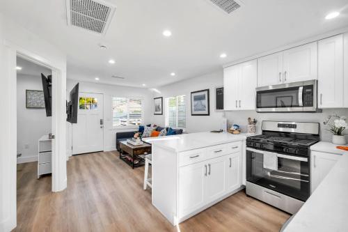 Cozy Cottage, Brand New, fully Private, walk to Everything in Thousand Oaks