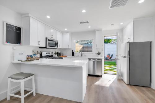 Cozy Cottage, Brand New, fully Private, walk to Everything in Thousand Oaks
