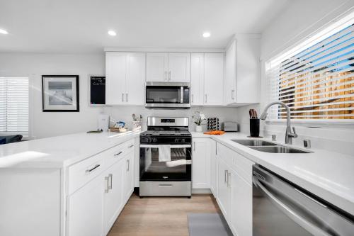 Cozy Cottage, Brand New, fully Private, walk to Everything in Thousand Oaks
