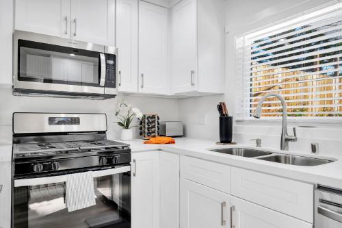 Cozy Cottage, Brand New, fully Private, walk to Everything in Thousand Oaks, USA