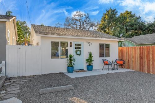 Kilátás, Cozy Cottage, Brand New, fully Private, walk to Everything in Thousand Oaks