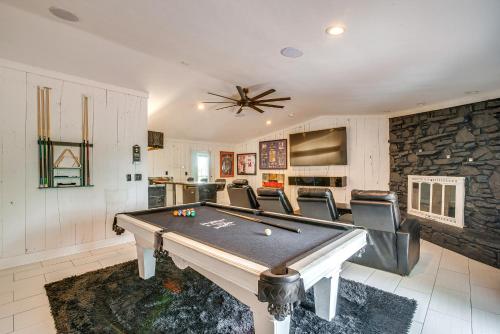 Spacious Bowling Green Home with Hot Tub and Pool! in Bowling Green, USA