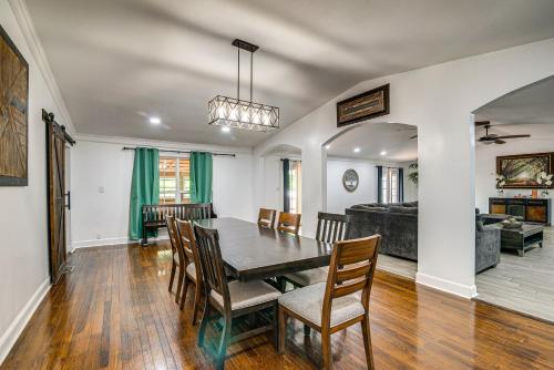 Spacious Bowling Green Home with Hot Tub and Pool! in Bowling Green, USA