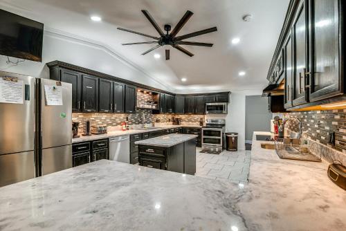 Spacious Bowling Green Home with Hot Tub and Pool! in Bowling Green, USA