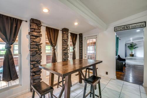 Spacious Bowling Green Home with Hot Tub and Pool! in Bowling Green, USA