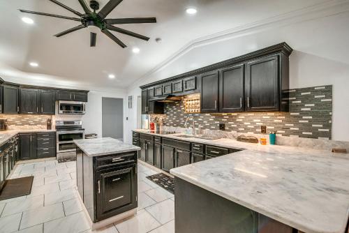 Spacious Bowling Green Home with Hot Tub and Pool! in Bowling Green, USA
