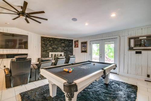 Spacious Bowling Green Home with Hot Tub and Pool! in Bowling Green, USA