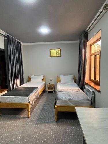 2 twin beds