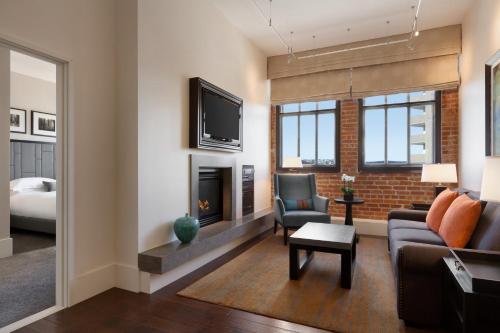 フェアモント ヘリテージ プレイス、ギラデリ スクエア2 Bedroom Bay View Residence 2 King, Gourmet Kitchen, Living Room, Sofabed