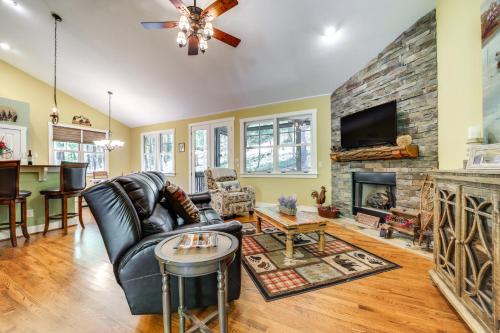 Tuckasegee Home with Community Perks 4 Mi to Lake! in Tuckasegee, USA