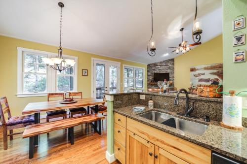 4 Mi to Lake Tuckasegee Home with Community Perks