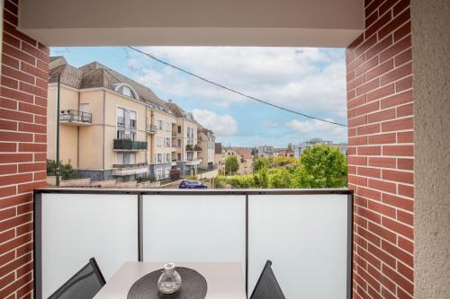 Балкон, Bel Appartement gare Wifi parking in Корбей-Ессон