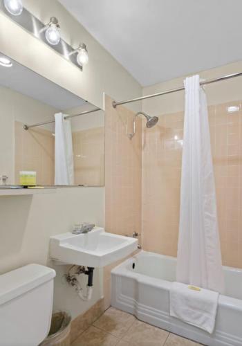 Holiday Lodge Wenatchee - image 7