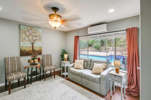 Anaheim Studio with Fireplace 14 Mi to Disneyland! thumb 4