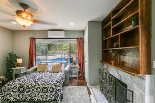 Anaheim Studio with Fireplace 14 Mi to Disneyland! detail
