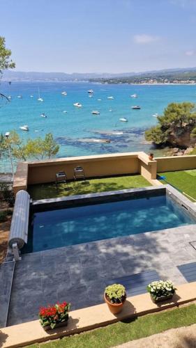 Grande maison climatisée piscine en bord de mer