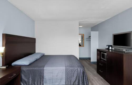 Holiday Lodge Wenatchee - image 2
