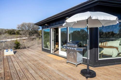 Hill Country Soulcation- King Bed, Hot Tub, Stars, Nature, Close to Wineries in Luckenbach, USA