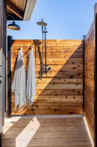 Hill Country Soulcation- King Bed, Hot Tub, Stars, Nature, Close to Wineries in Luckenbach, USA