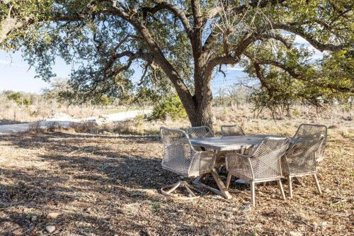 Hill Country Soulcation- King Bed, Hot Tub, Stars, Nature, Close to Wineries in Luckenbach, USA