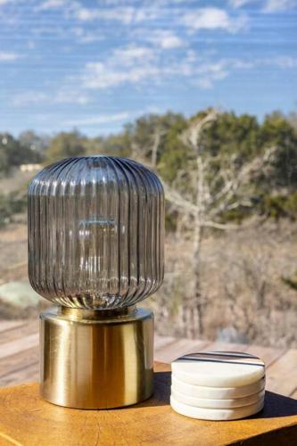 Hill Country Soulcation- King Bed, Hot Tub, Stars, Nature, Close to Wineries in Luckenbach, USA