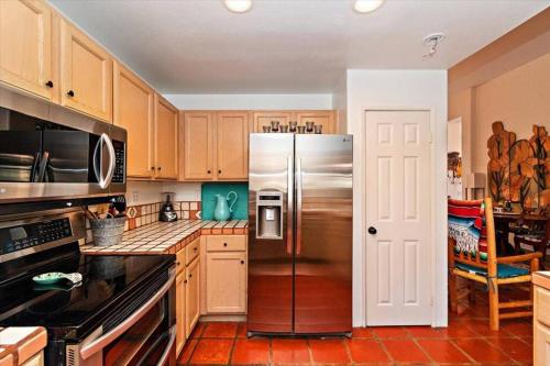 4 Bedroom Santa Fe Beauty w/Pool! in La Quinta, USA