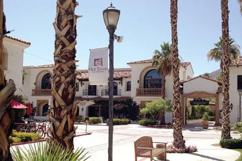 4 Bedroom Santa Fe Beauty w/Pool! in La Quinta, USA