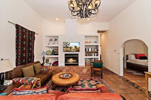 4 Bedroom Santa Fe Beauty w/Pool! in La Quinta, USA