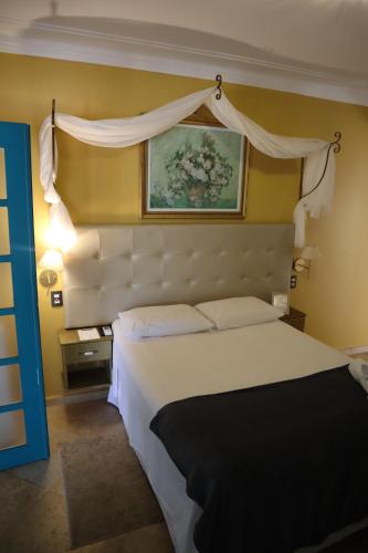 1 double bed, 1 twin bed