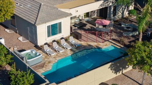Movie Theater Pool Arcade Fire Pit – khách sạn tại Nam Glendale