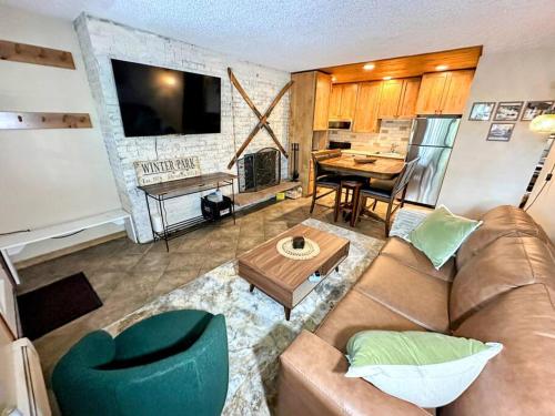 Winter Haus, Winter Park 2 bedrooms corner unit w outdoor patio walking distance to the Center of town, Winter Park