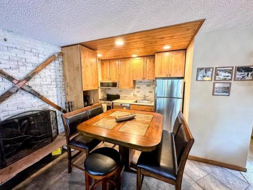 Winter Haus, Winter Park 2 bedrooms corner unit w outdoor patio walking distance to the Center of town in Winter Park, USA