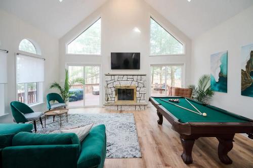 Luxury Family Escape HotTub Sauna Billiard Pool home in East Stroudsburg, USA