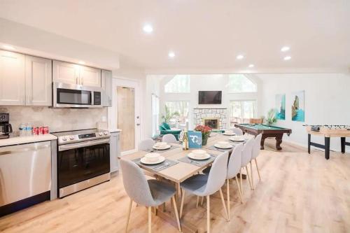 Luxury Family Escape HotTub Sauna Billiard Pool home in East Stroudsburg, USA