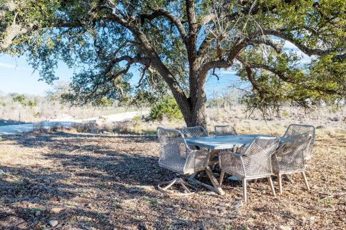 Romantic Couples Retreat in Nature Under the Stars in Luckenbach, USA