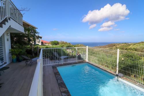 Studio Chez Anna - vue mer et piscine in Le Carbet